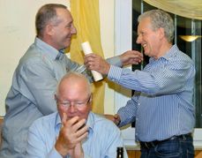 Thomas Pfann, Vorstandsprecher Erwin Bischoff (rechts), vorne klatschend Finanzvorstand Martin Rahn.